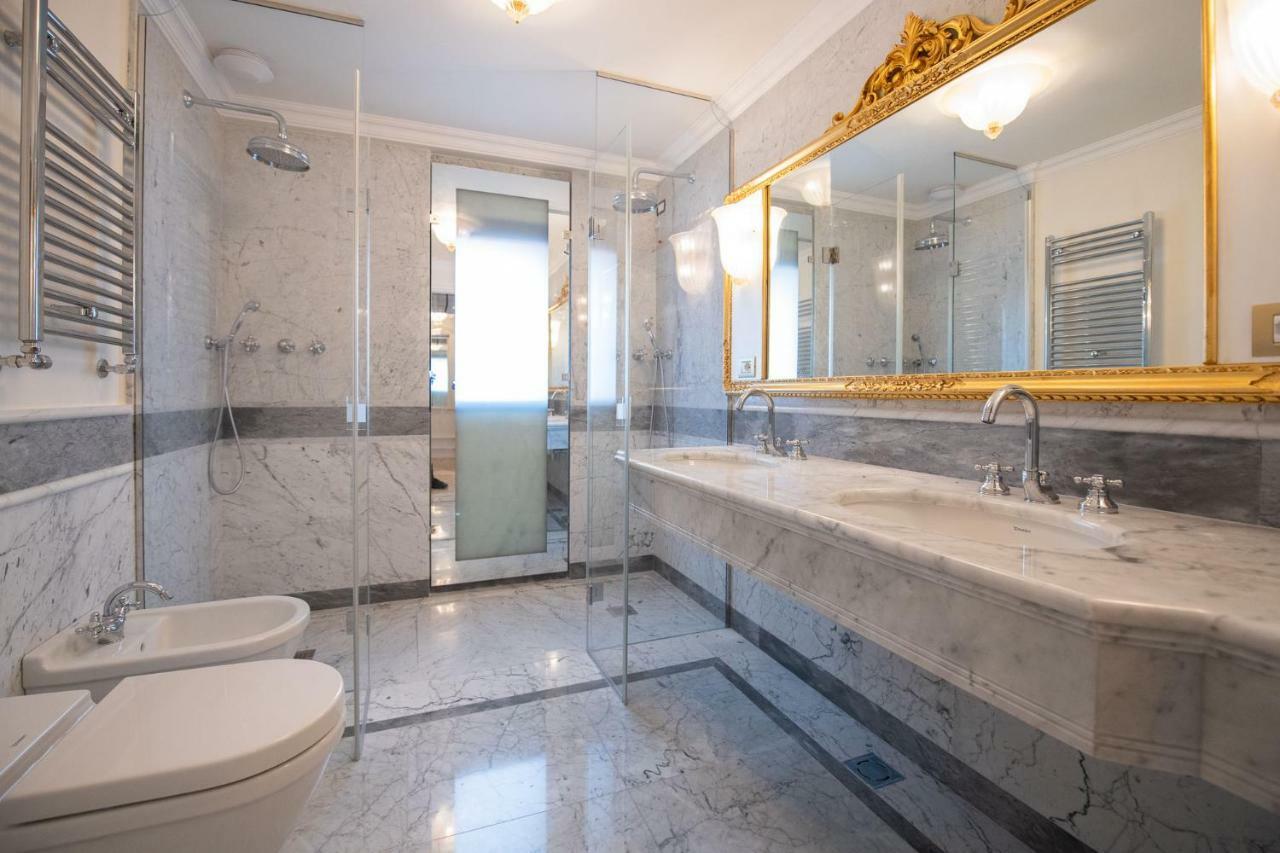Superior King Room Canal View