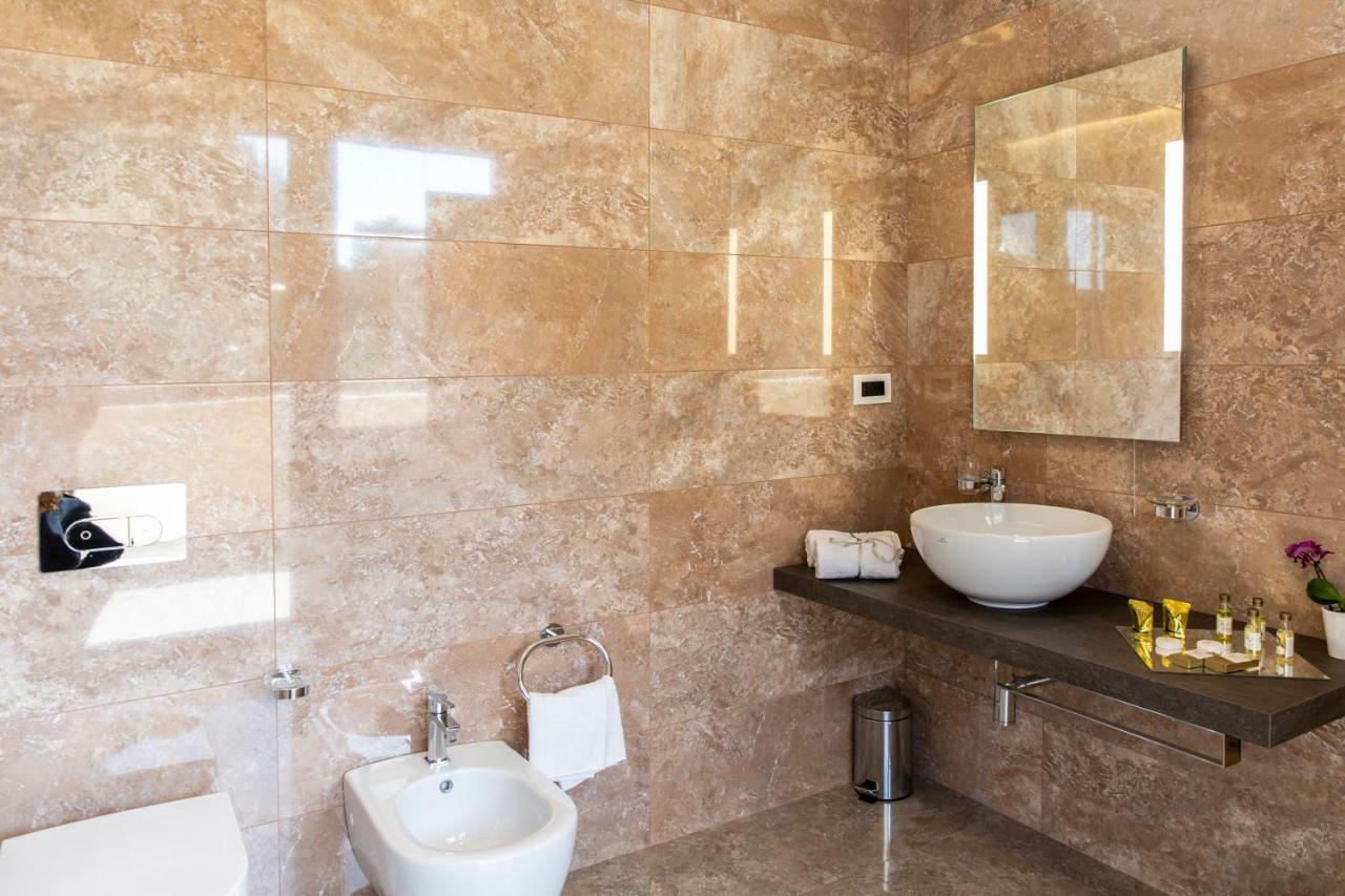 Double Room with Balcony,779233218:JPEG