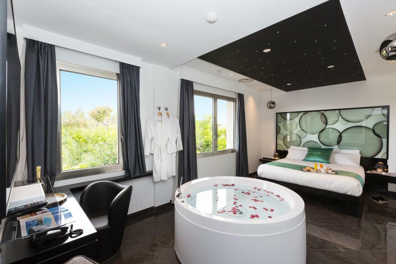 Suite Hot Tub,790939608:JPEG