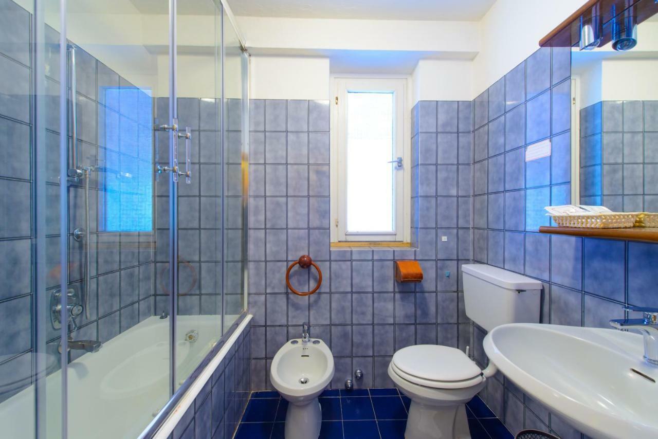 Family Room with Mountain View,791863920:JPEG