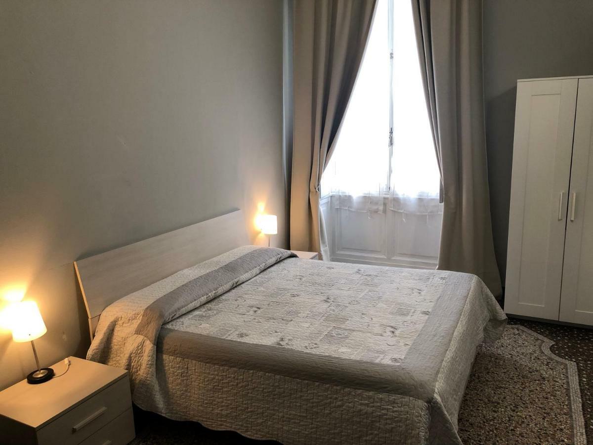Quarto com Cama de Casal ou 2 de Solteiro e Banheiro Compartilhado