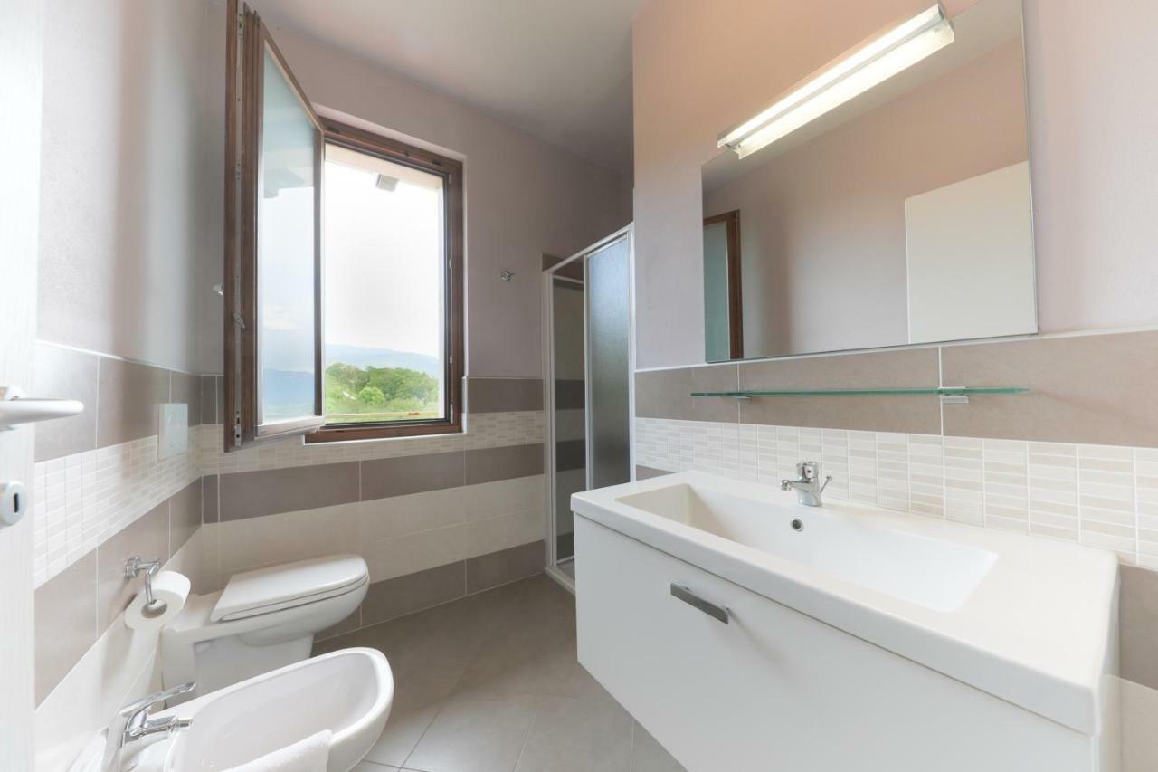 Superior One-Bedroom Apartment with Lake View,1611110963:JPEG