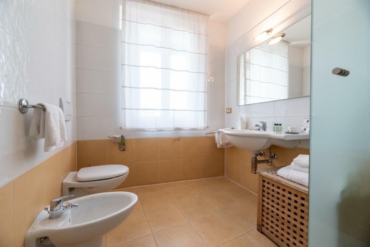 Comfort Triple Room Shower