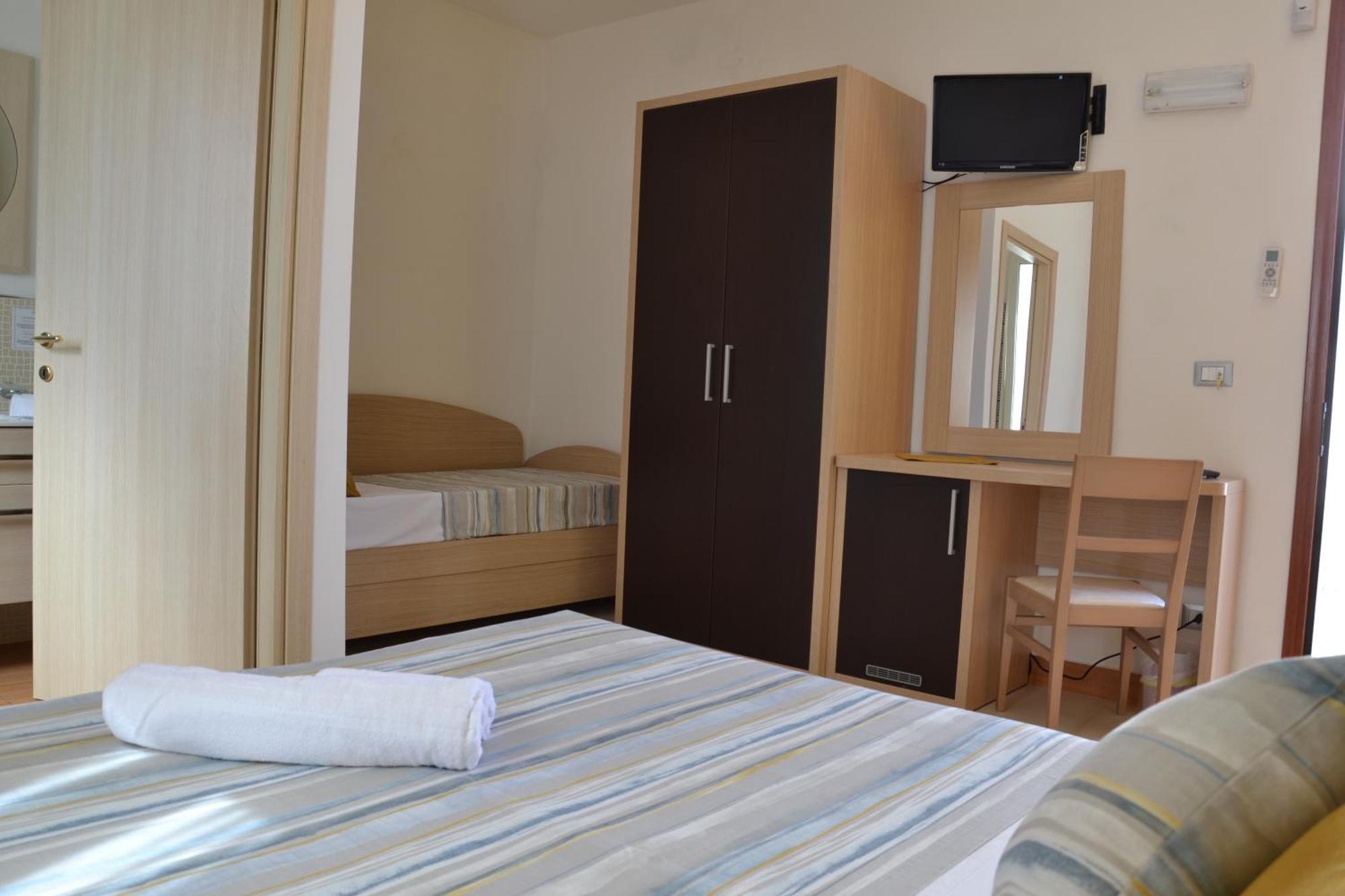 Deluxe Double or Twin Room,823534949:JPEG