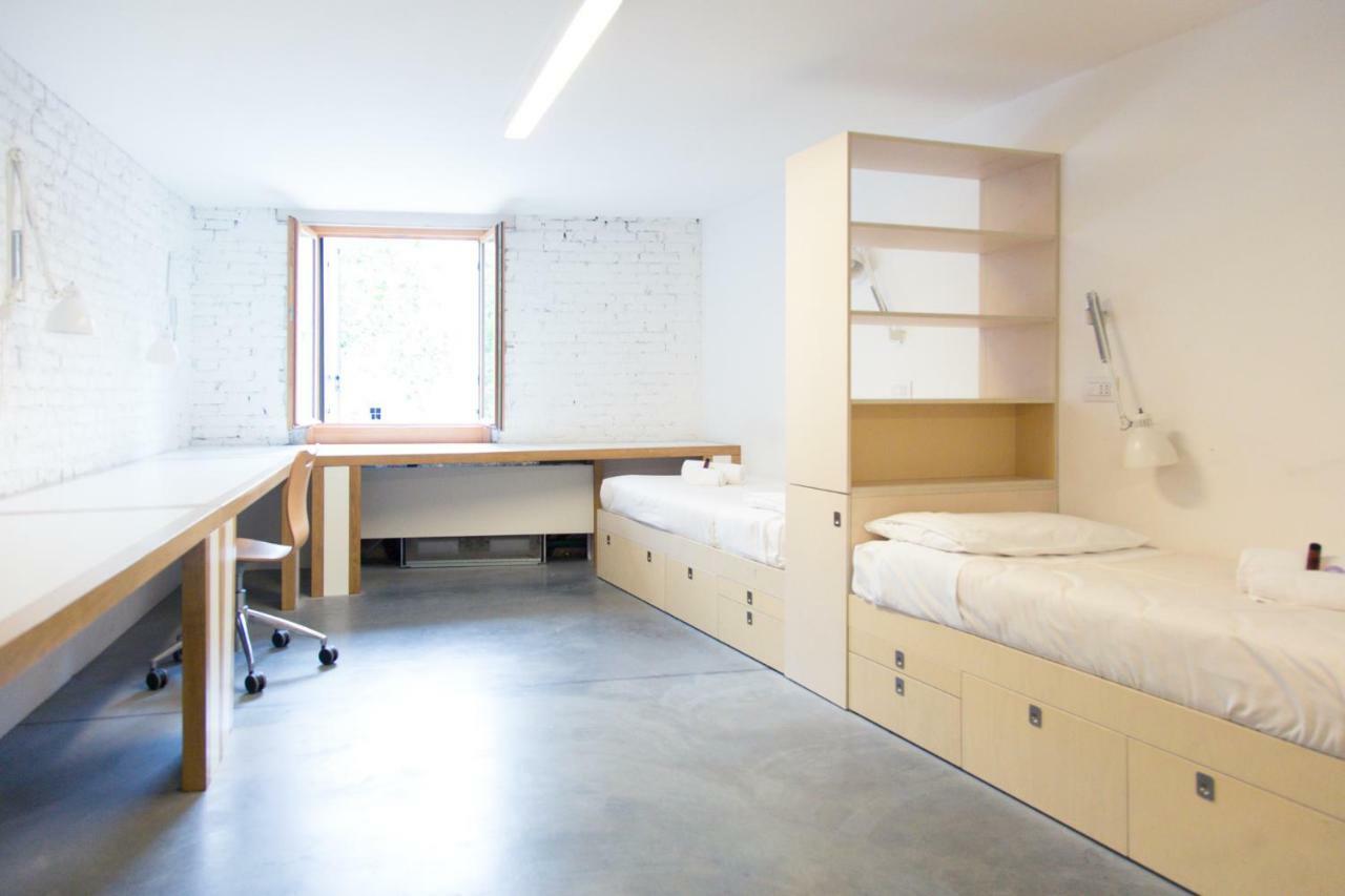 Einzelbett im Frauenschlafsaal