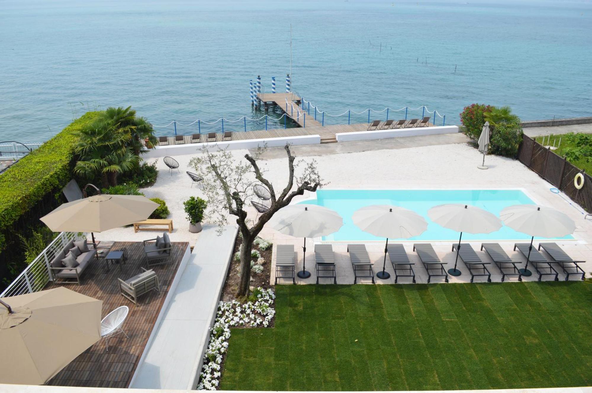 Deluxe Double Room with Balcony - Lake View