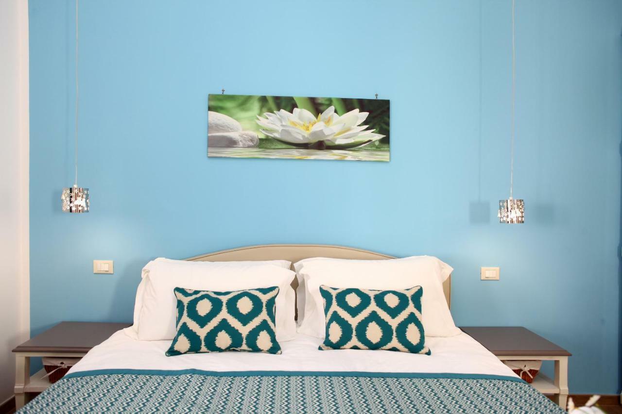 Habitación con cama grande y balcón