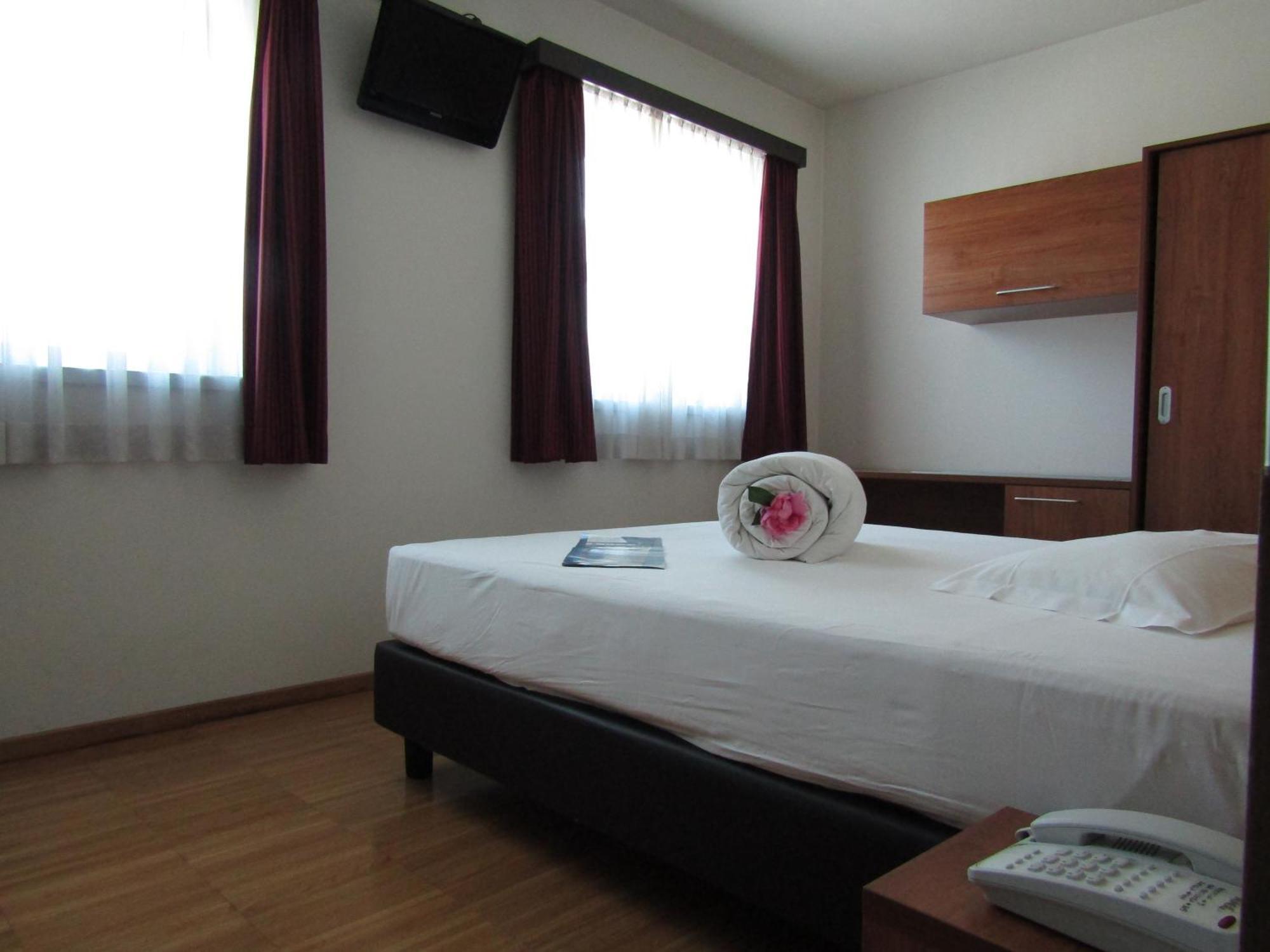 Double Room,239049681:JPEG