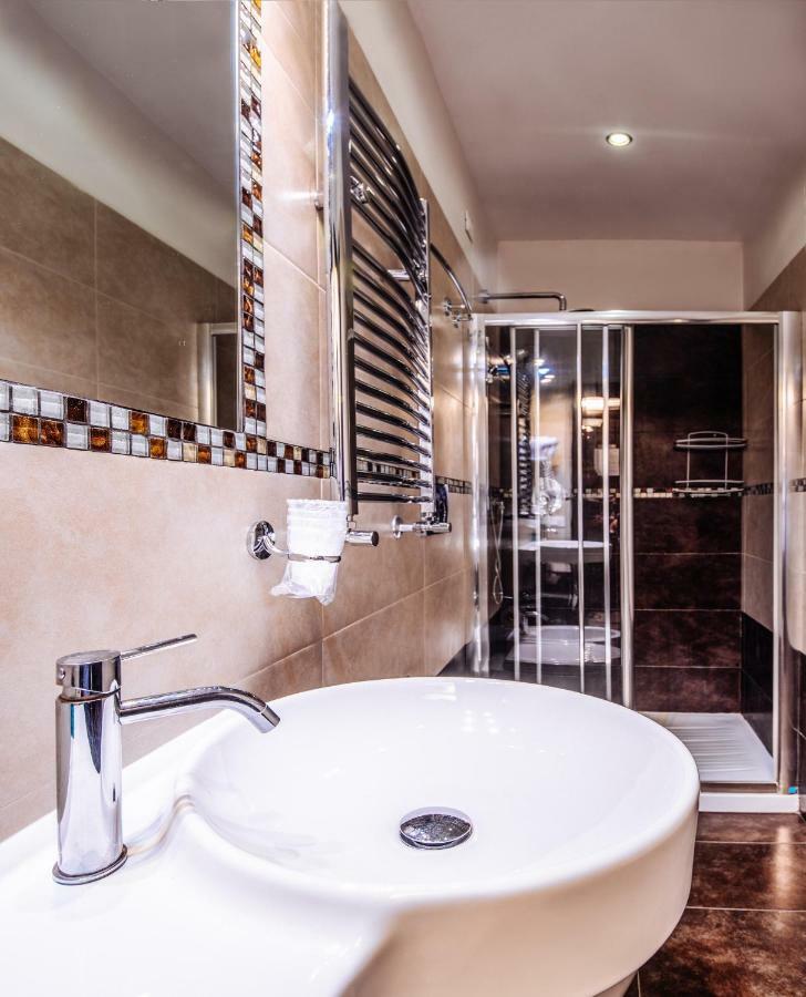 Two Connecting Rooms,847770554:JPEG