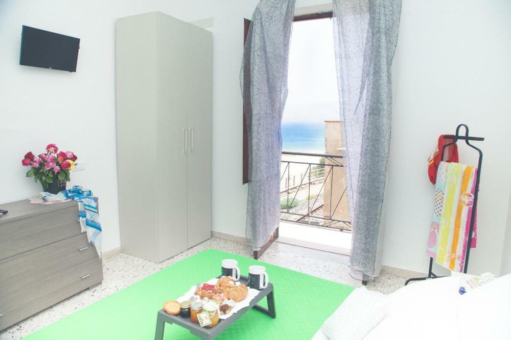 Camera Matrimoniale con Balcone e Vista Mare