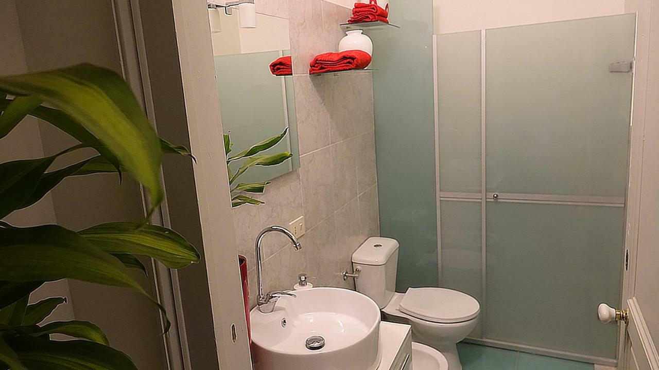 Pokój Dwuosobowy z prywatną łazienką poza pokojem