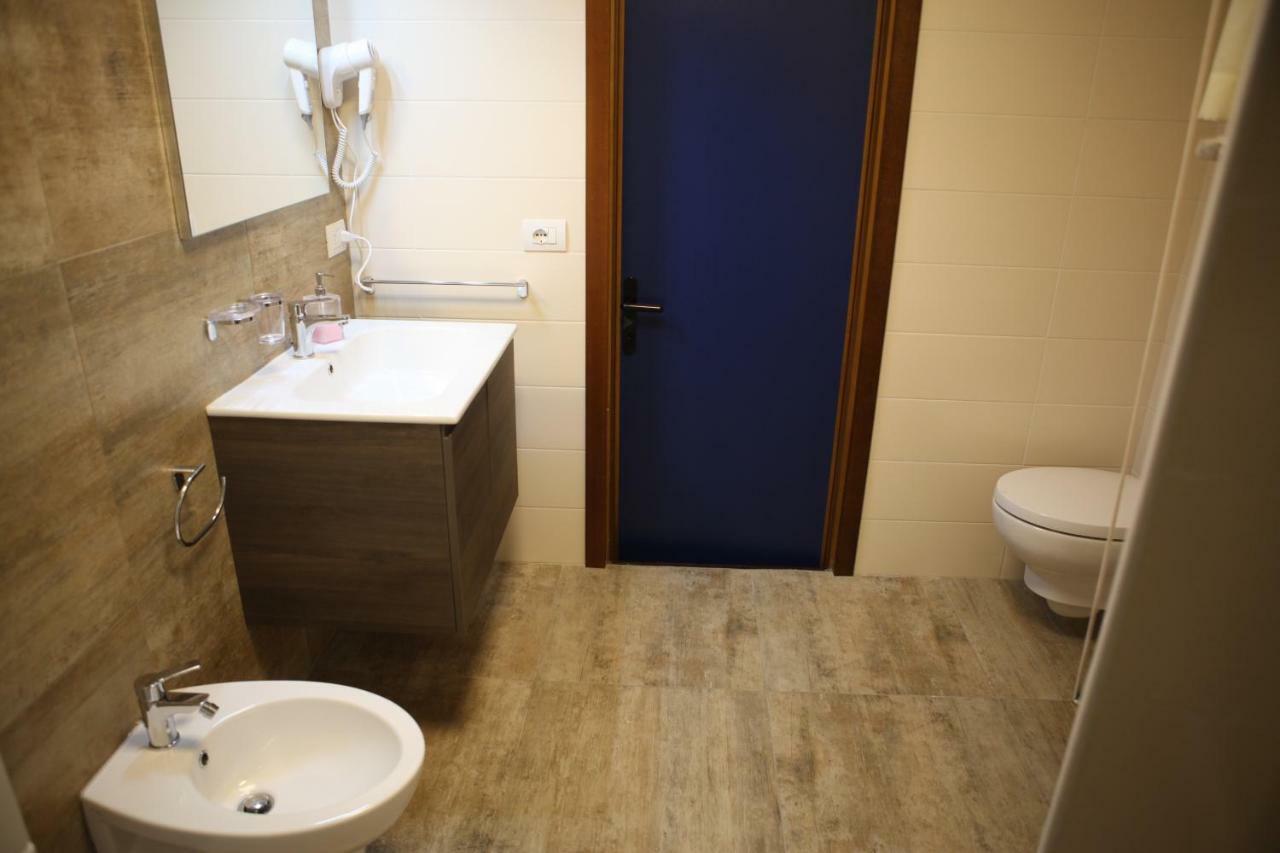 Tweepersoonskamer met Gedeelde Badkamer