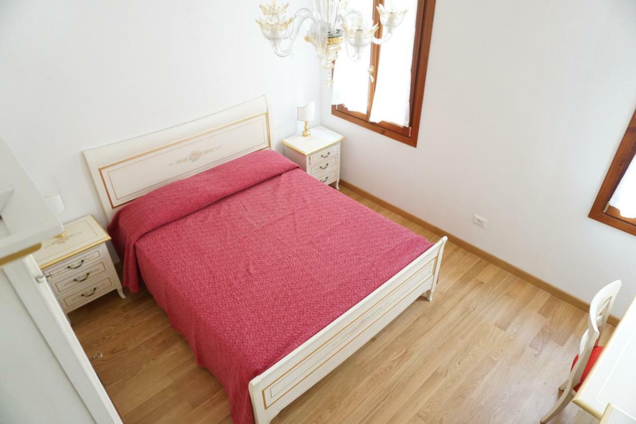 Pokój z łóżkiem typu queen-size oraz wanną z hydromasażem.