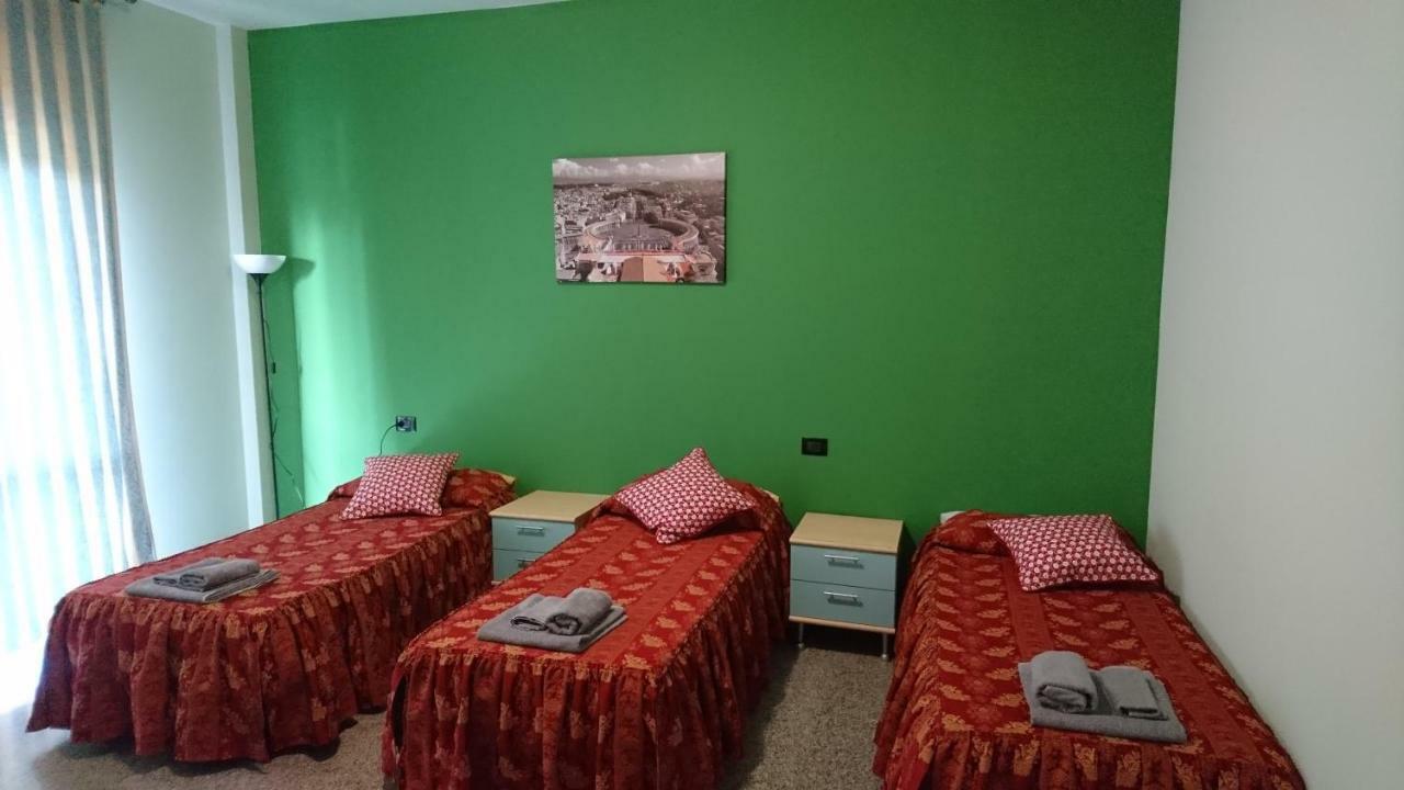 Pokój Trzyosobowy typu Basic ze wspólną łazienką