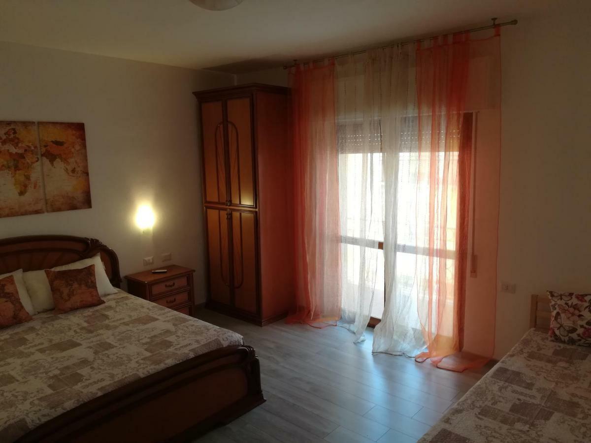Pokój czteroosobowy z prywatną łazienką poza pokojem