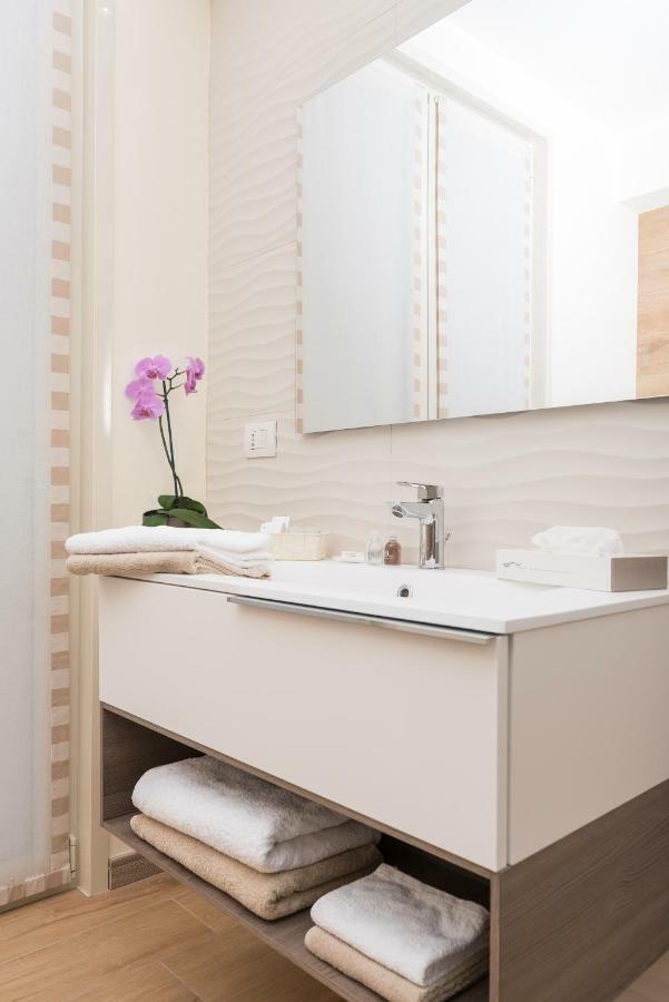 Twin Room Private External Bathroom