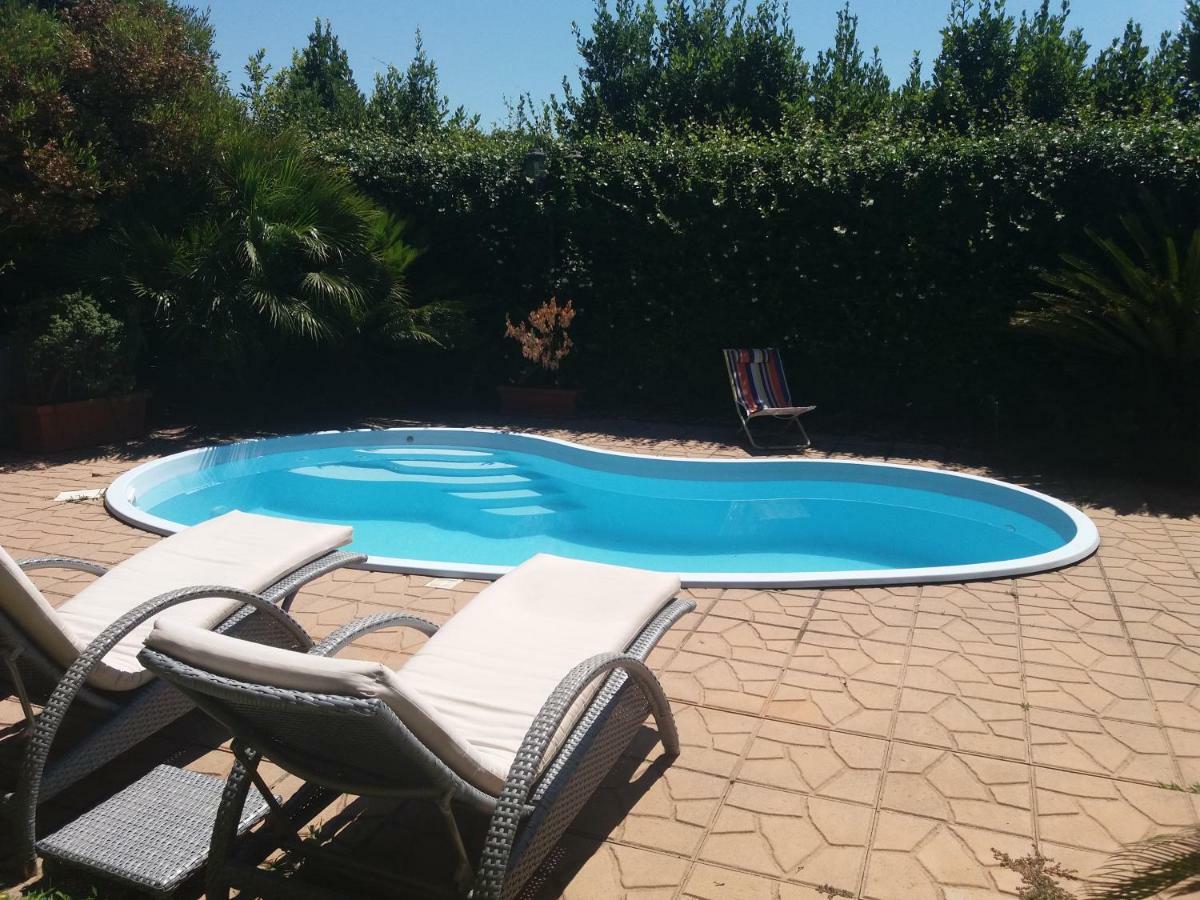 King szoba kilátással a medencére