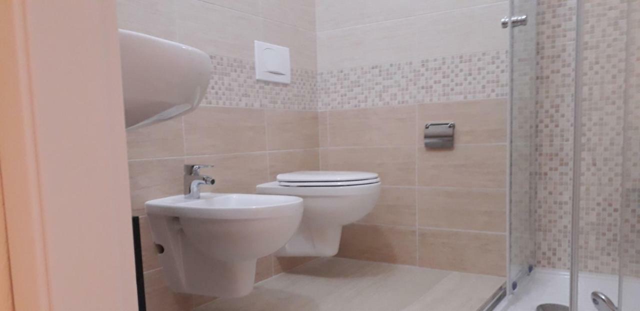 Single Room,887227015:JPEG