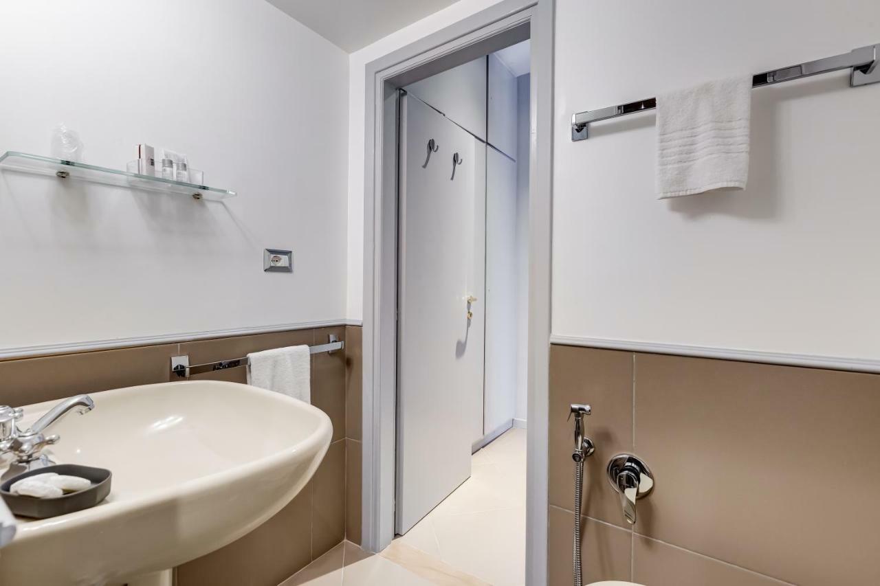 Small Double Room,889766947:JPEG