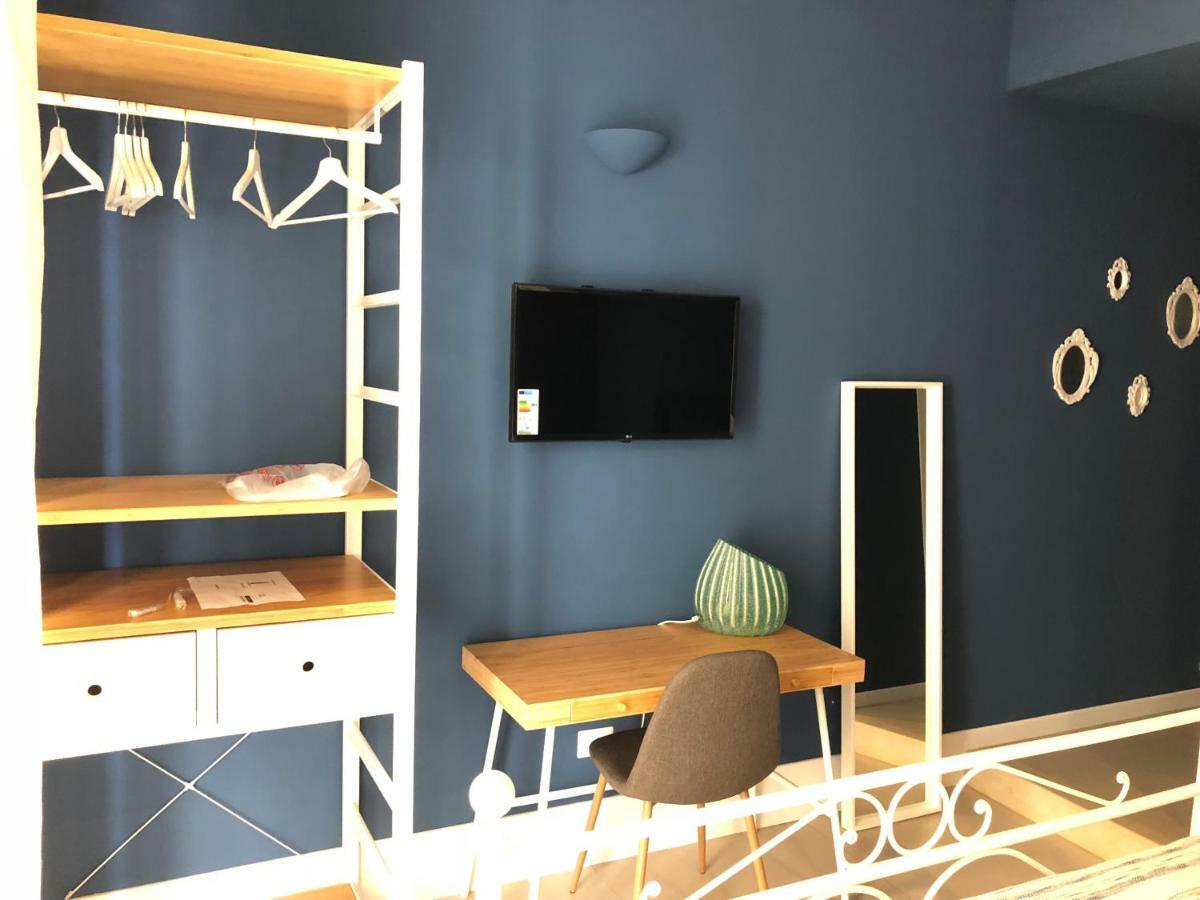 Deluxe Double Room with Side Sea View