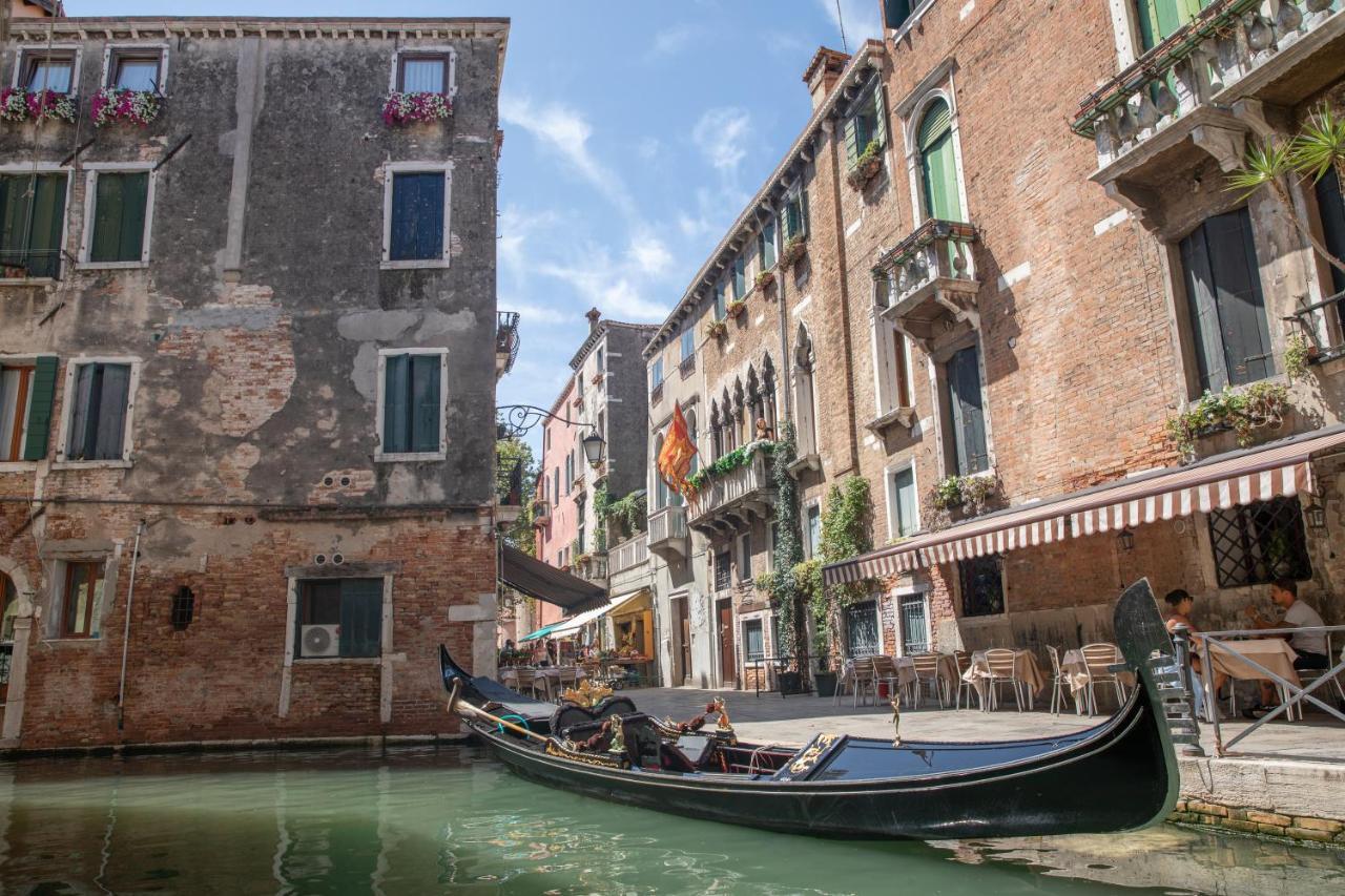 Double Room Balcony Canal View Private External Bathroom Aisle,913701667:JPEG