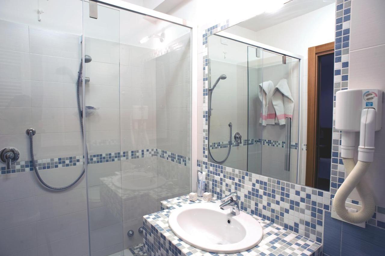 Standard Double or Twin Room,942935041:JPEG