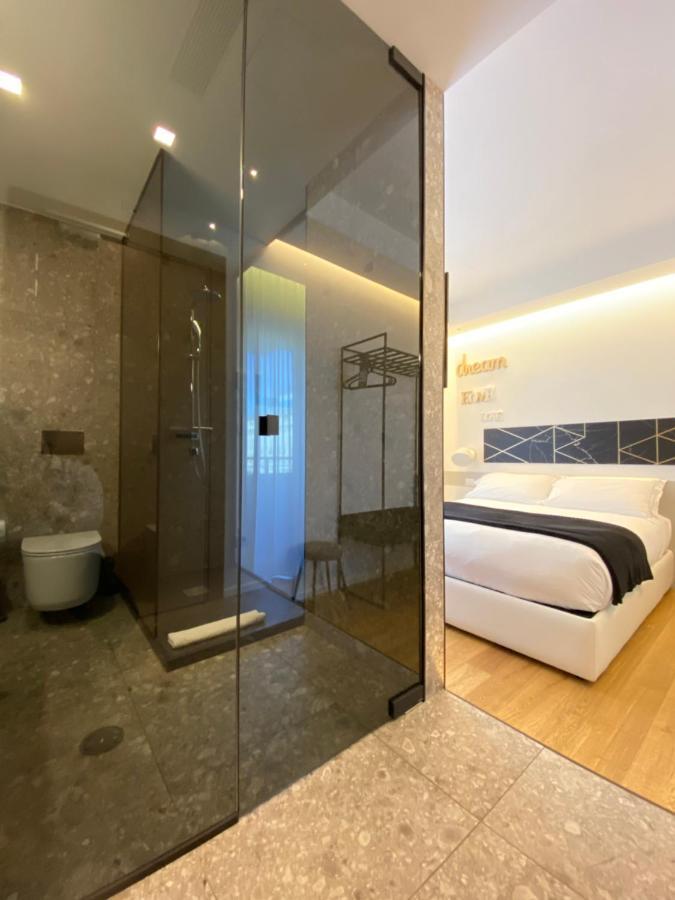 Zimmer mit Kingsize-Bett und Balkon