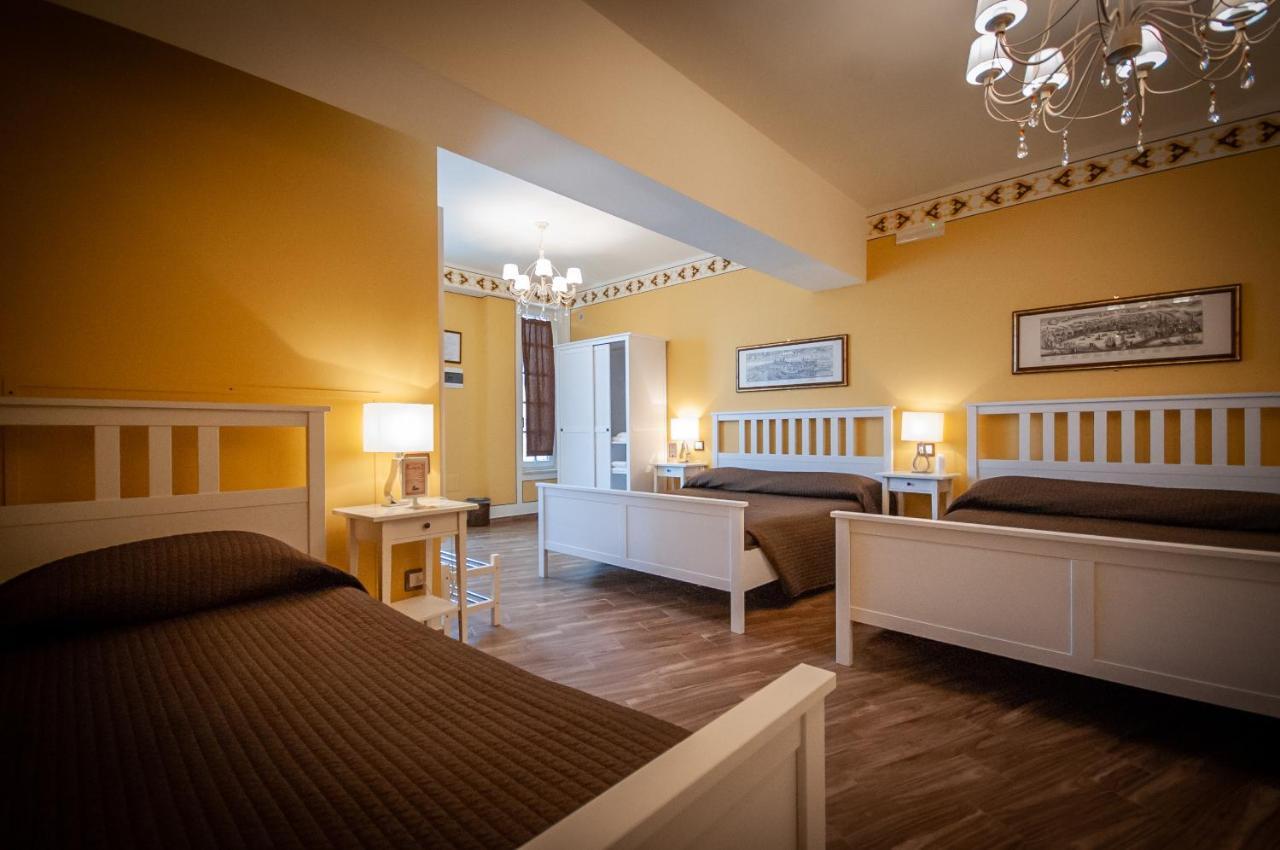 Familiekamer met Gedeelde Badkamer - Apart Gebouw