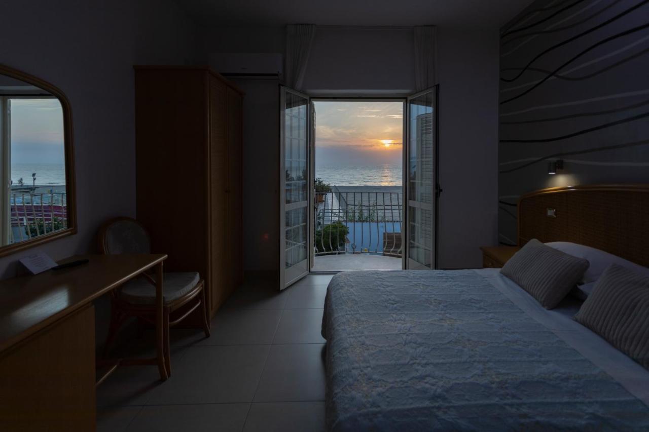 Double or Twin Room Sea View