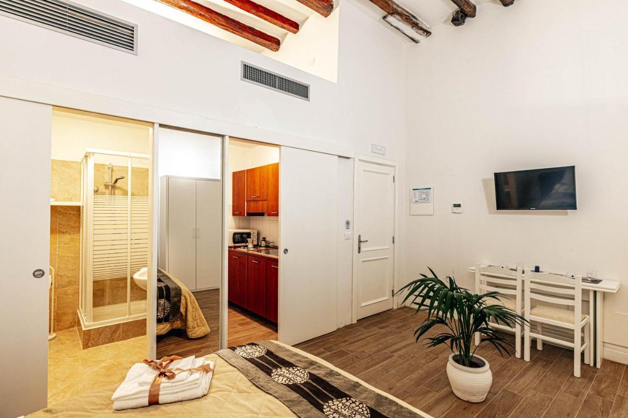 Double Room,975788902:JPEG