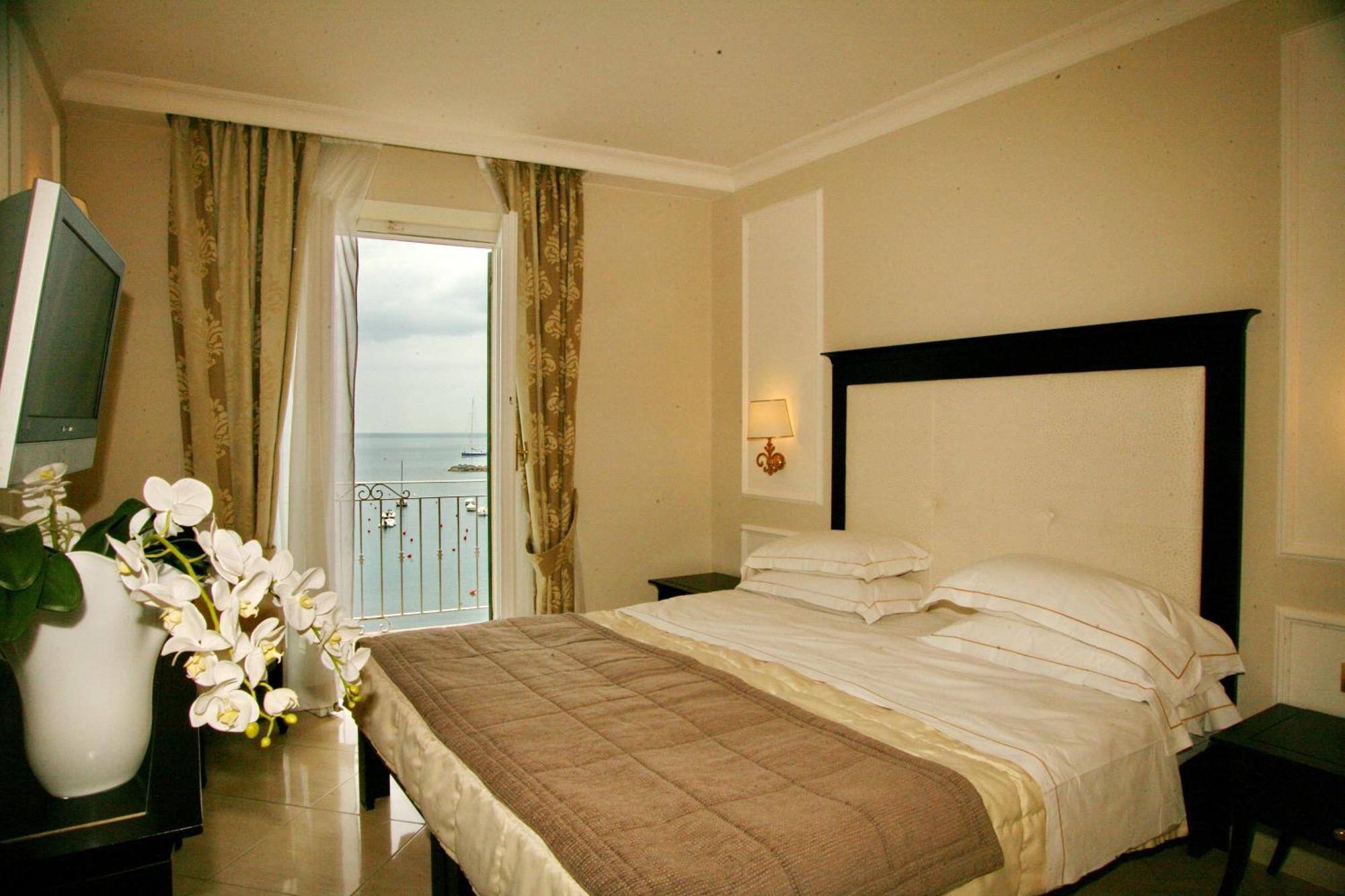 Superior Double or Twin Room with Terrace and Sea View