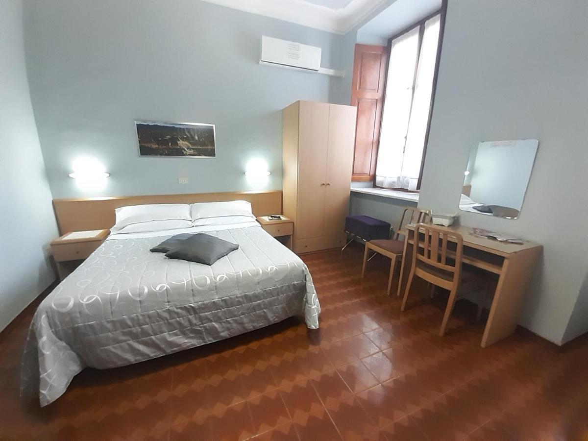 Quarto Triplo com Banheiro Privativo