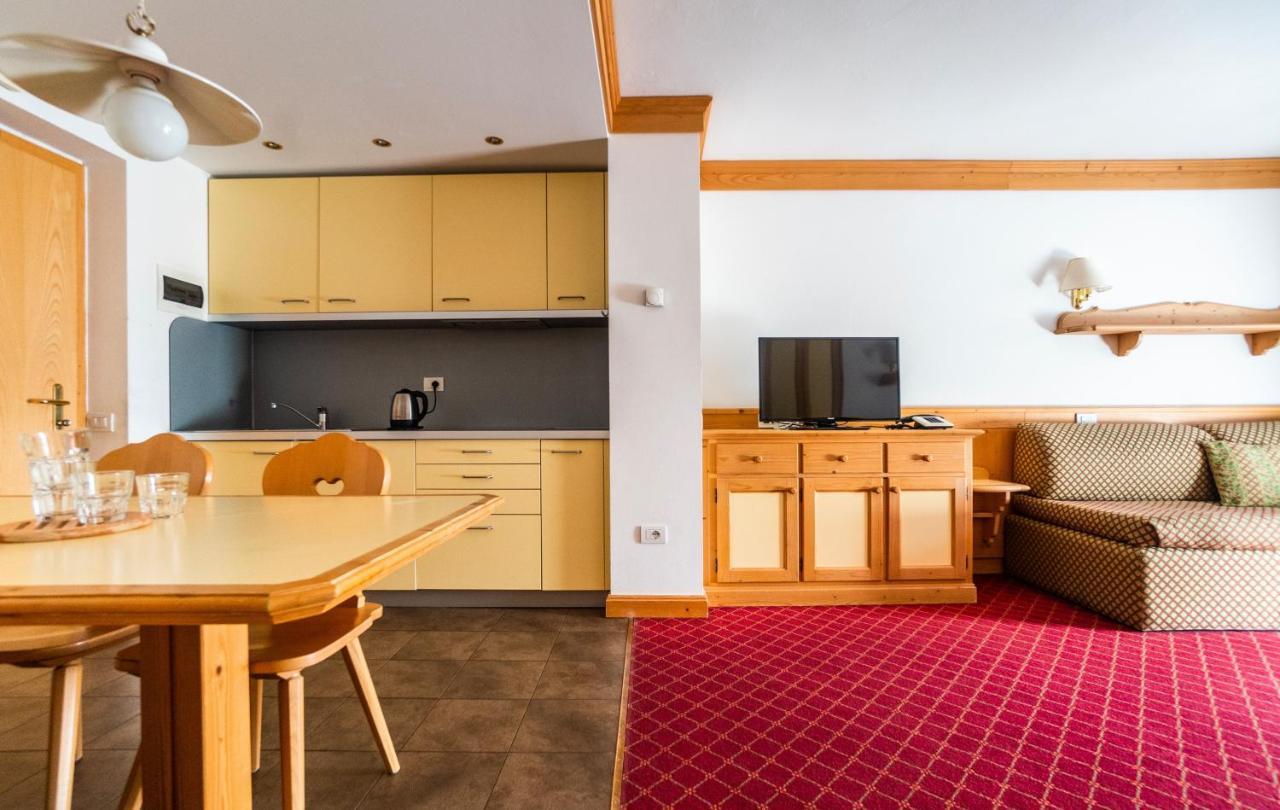 One-Bedroom Apartment Balcony,989817940:JPEG