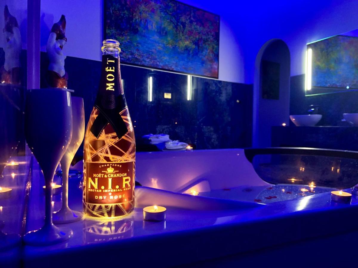 Apartament z łóżkiem typu king-size i wanną z hydromasażem