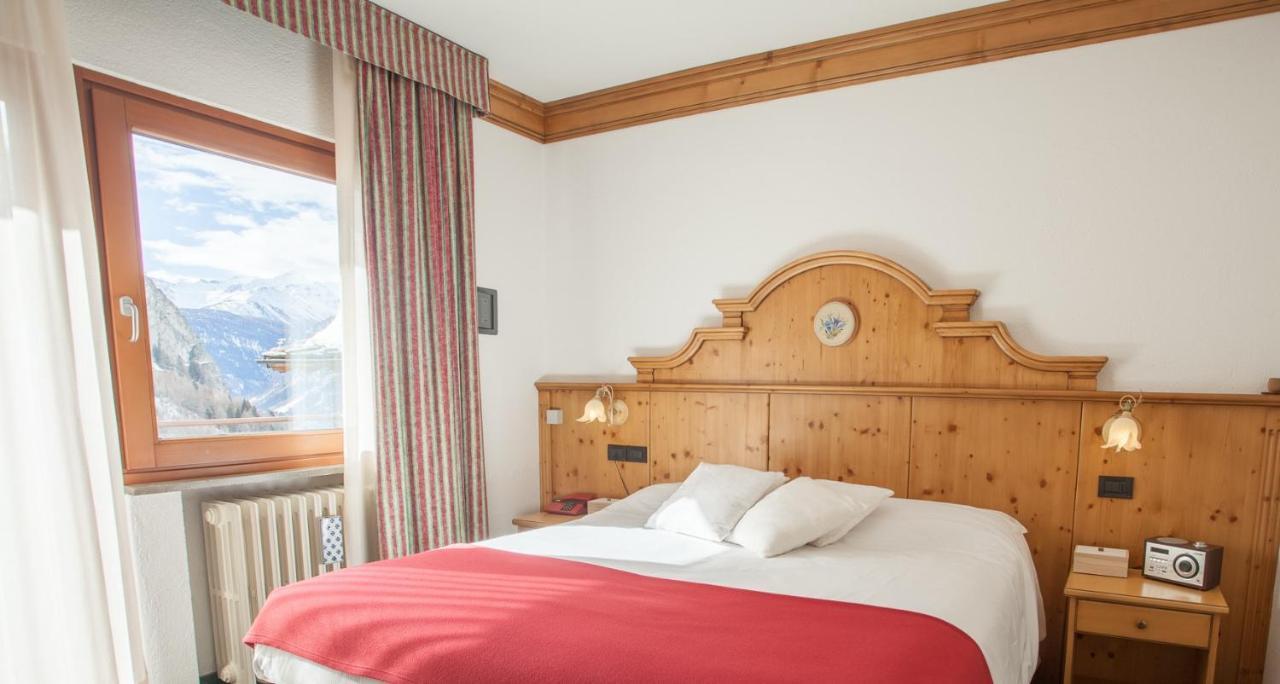 Deluxe Double Room with Balcony and Mountain View