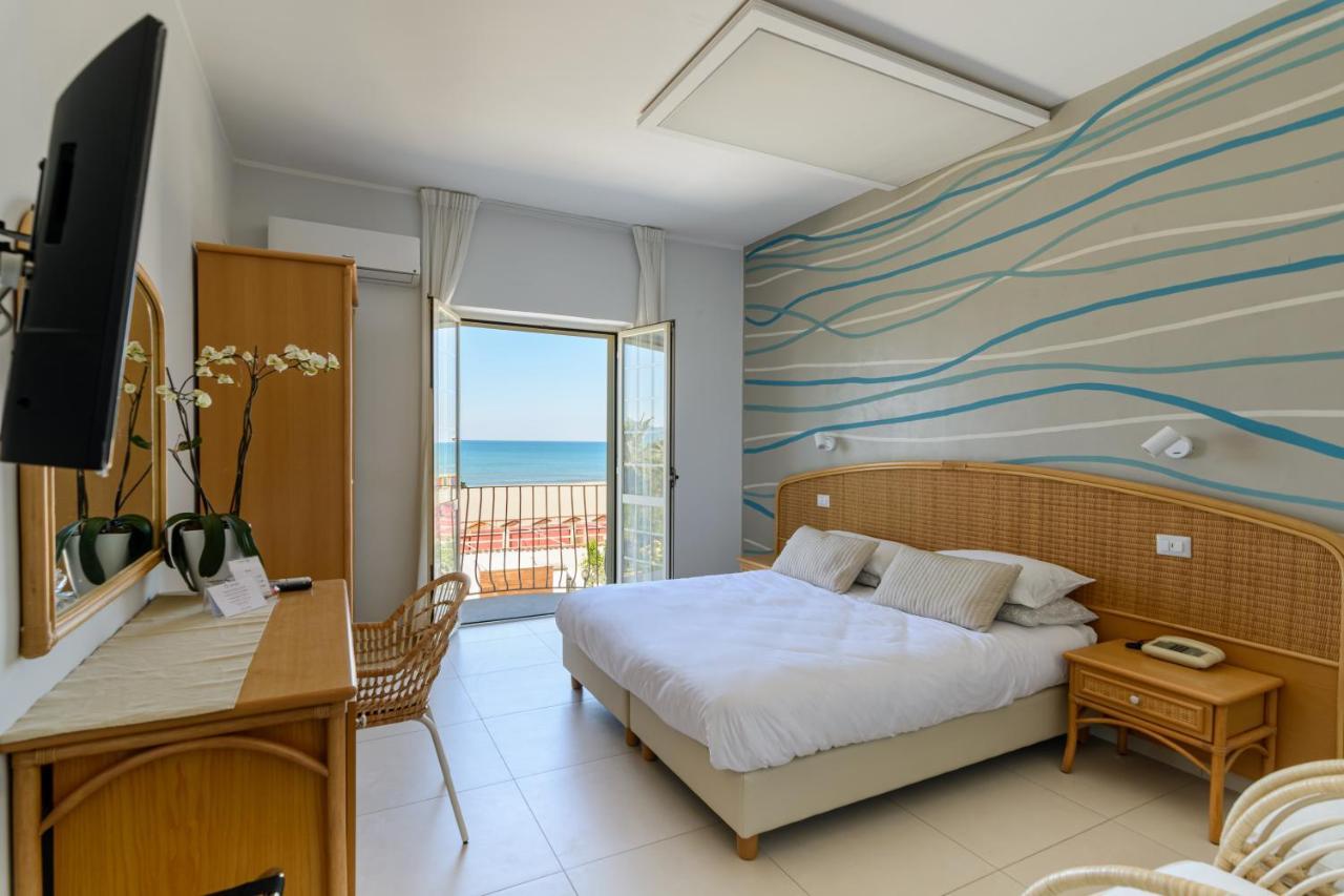 Double or Twin Room Sea View