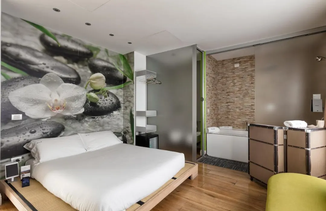Colosseum Jacuzzi Suites-1