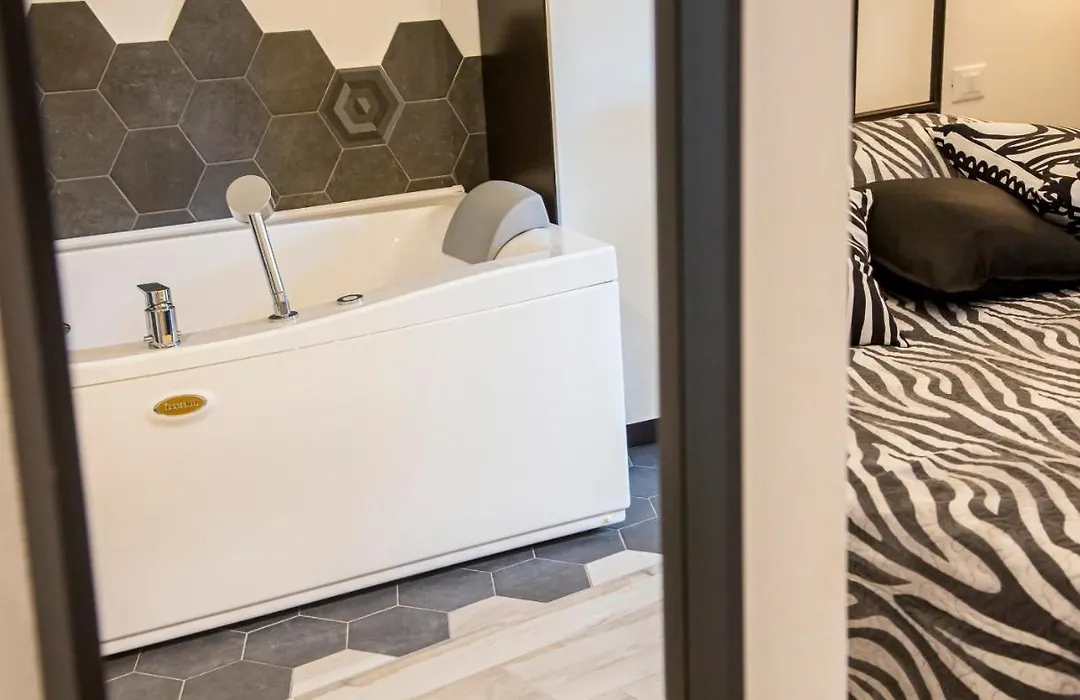 Suite Black And White-1