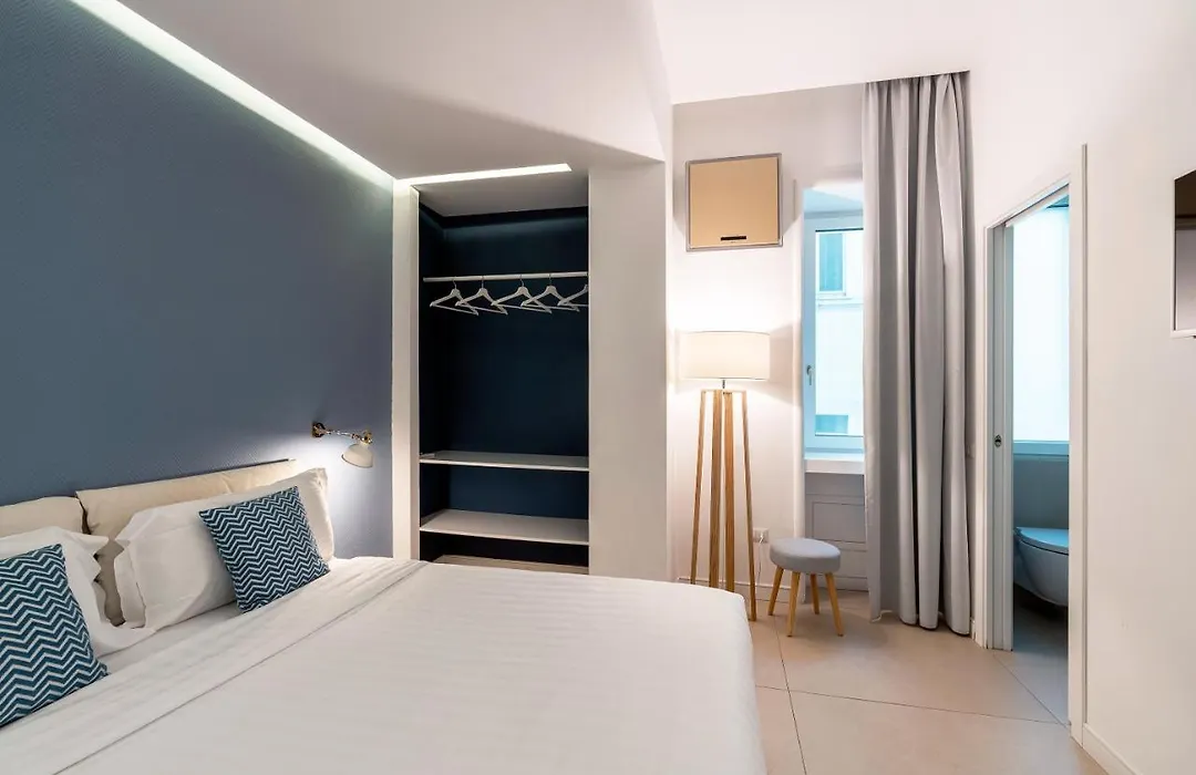 Petit B&B - In Centro A Due Passi Dalla Stazione E Dai Traghetti-1