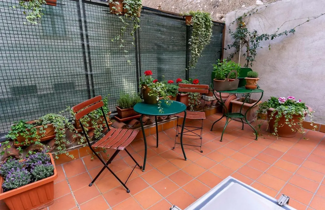 B&B S. Trinita 18 Suites & Rooms-1