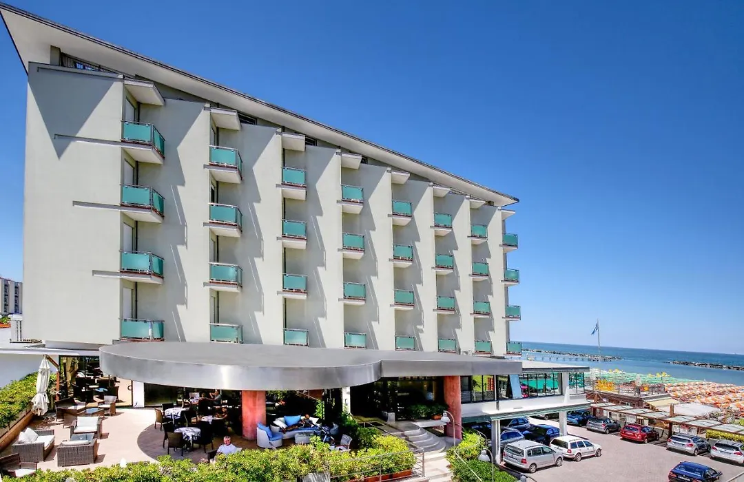 Hotel Royal-Spiaggia-1