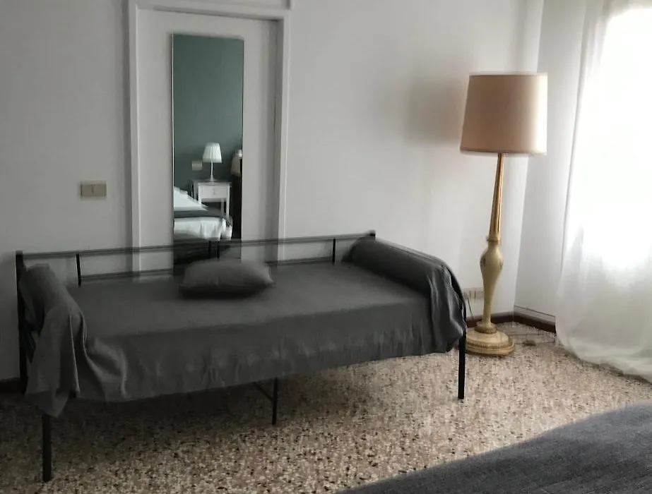 Venice And Venice Apartments - Private Rooms In Shared Apartment-1