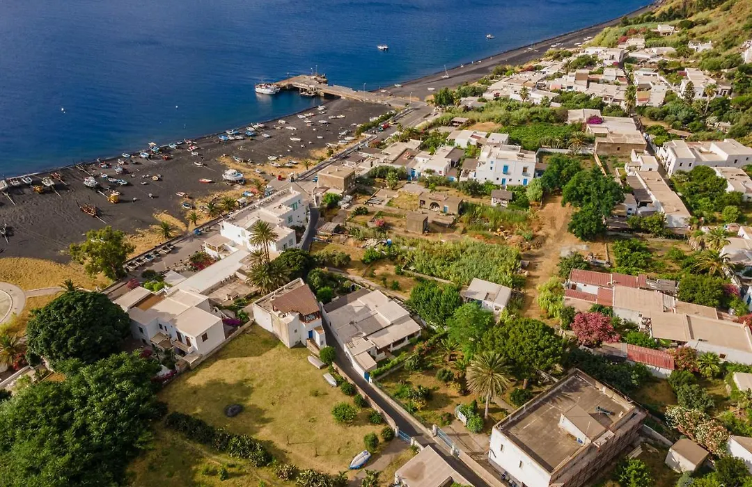 Stromboli Central Family Apartment - 3 Double Rooms-1