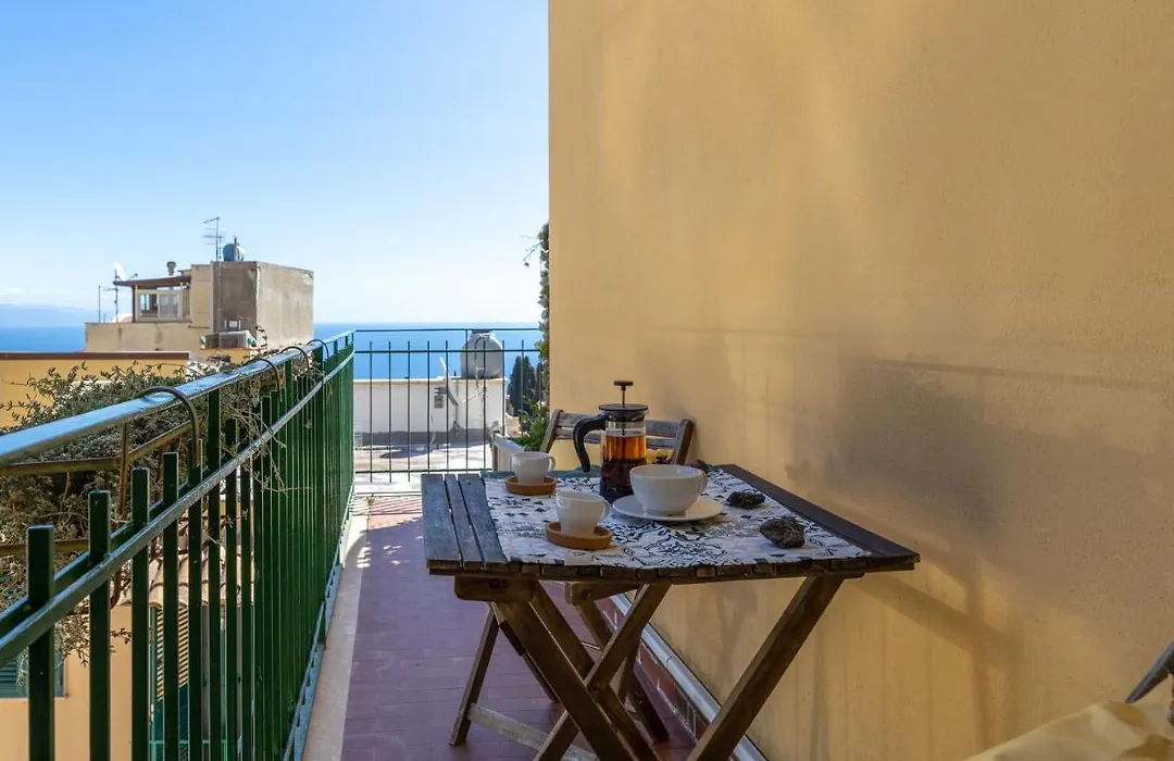 Tauromenion Guest House-1