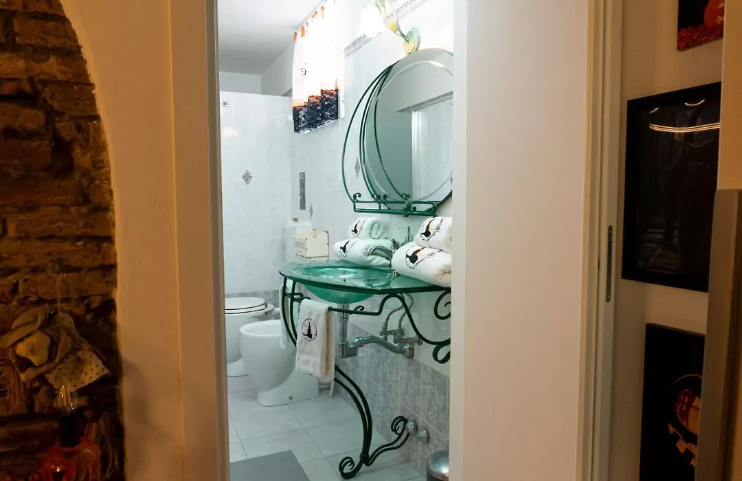 LE STREGHE rooms e art,centralissimo con garage su richiesta-1