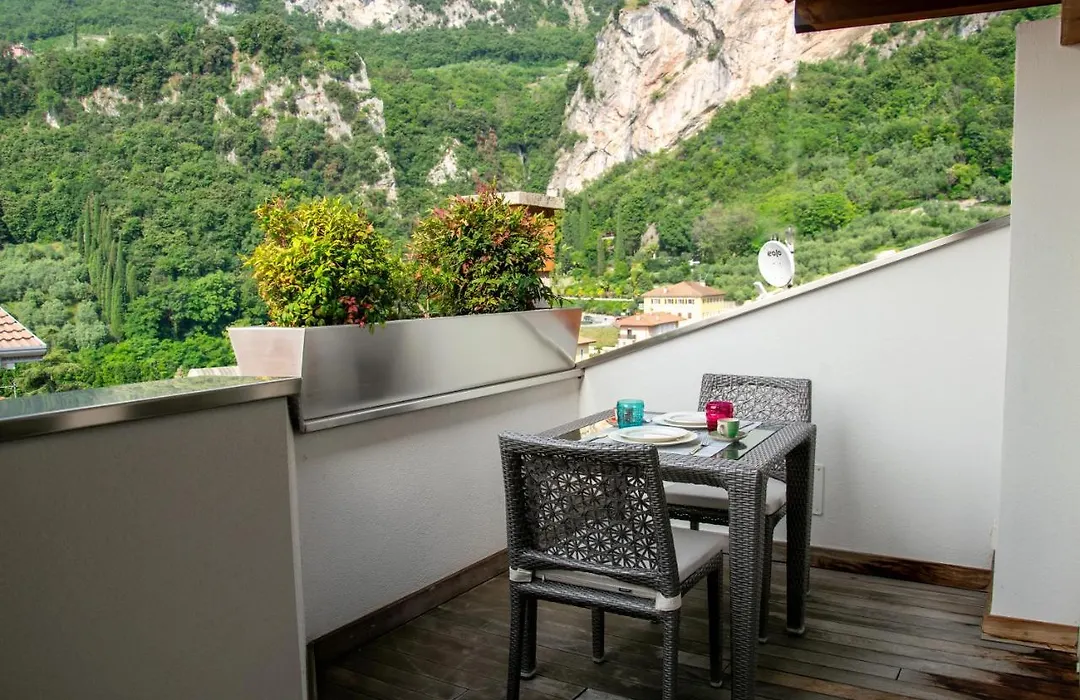 Charming Loft - Private Hot Tub & Free Parking-1