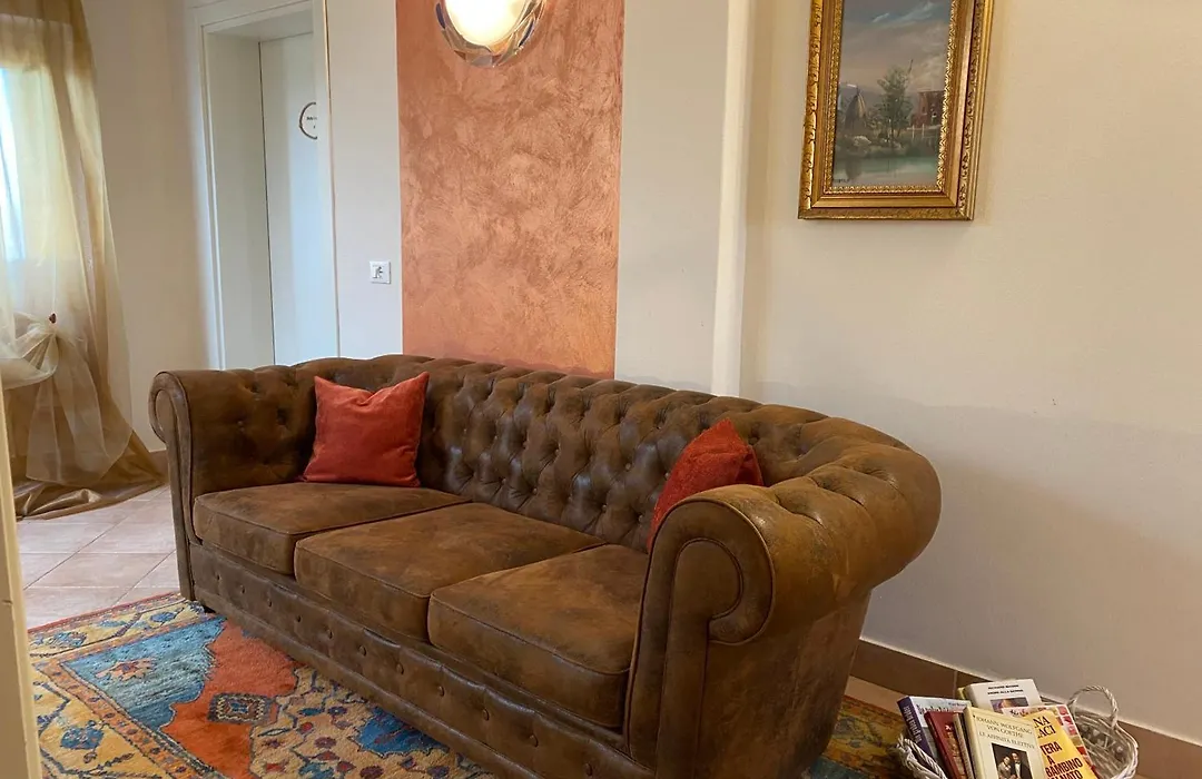 Betty'S House-1