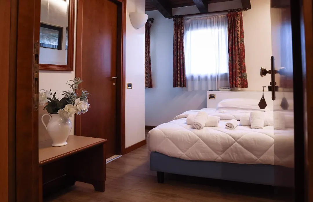Hotel Villa Sara With Pool And Parking Near Venice-1