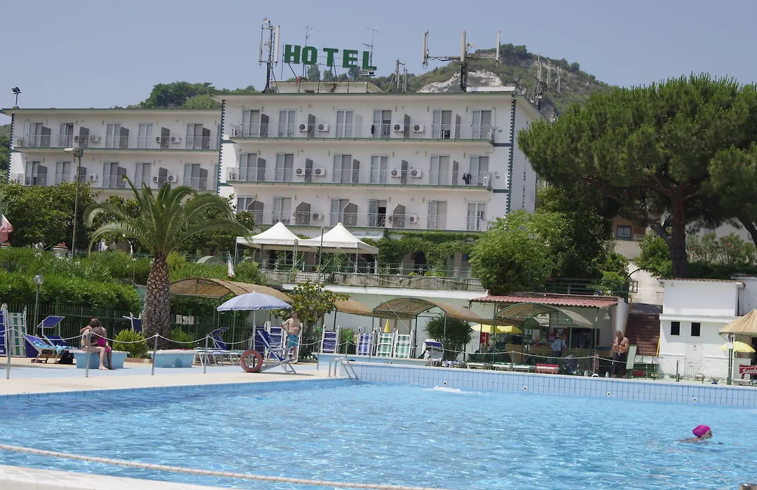 Tennis Hotel-1