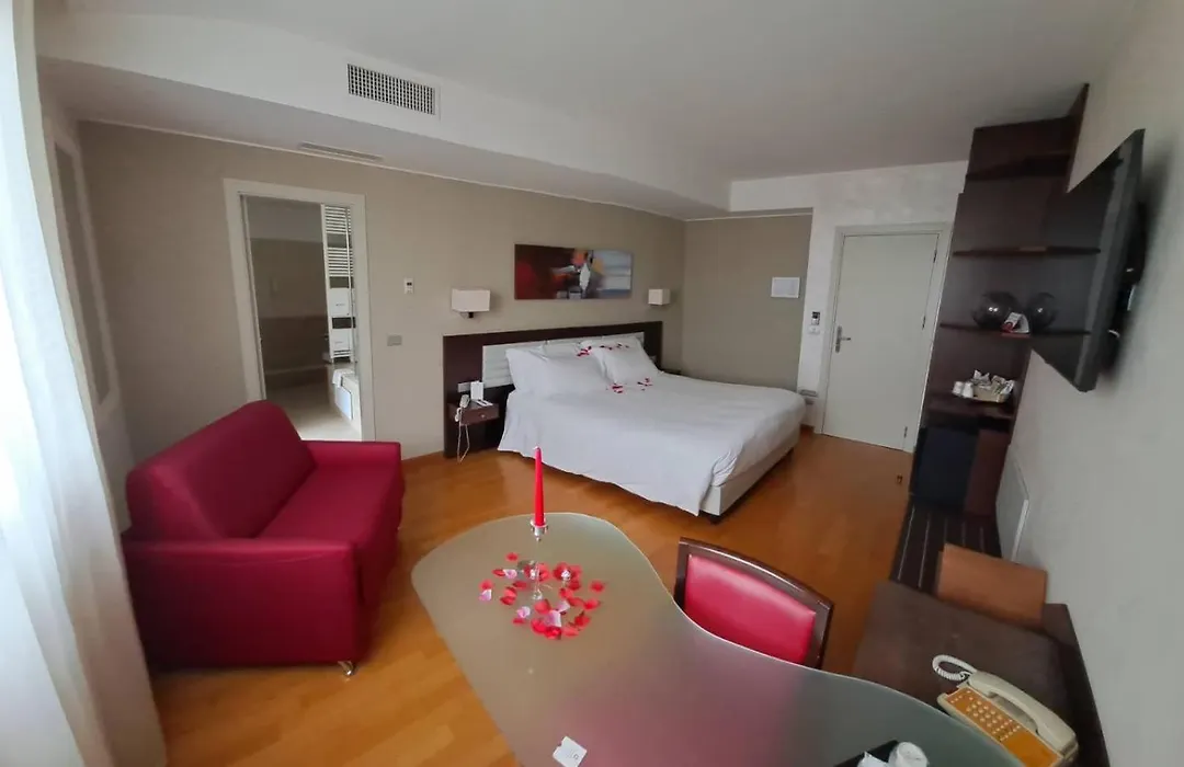 Breaking Business Hotel-1